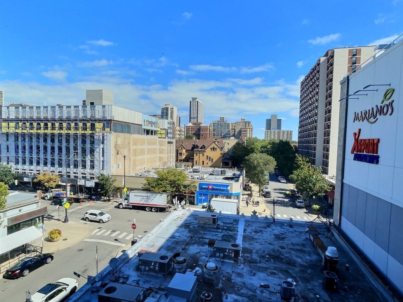 W Barry Ave, Chicago, IL 60657