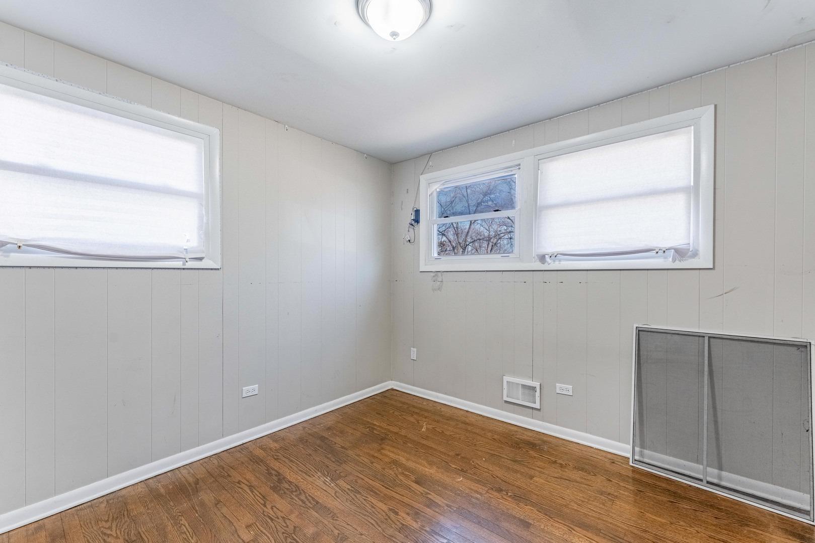 S Roy Ave, Northlake, IL 60164
