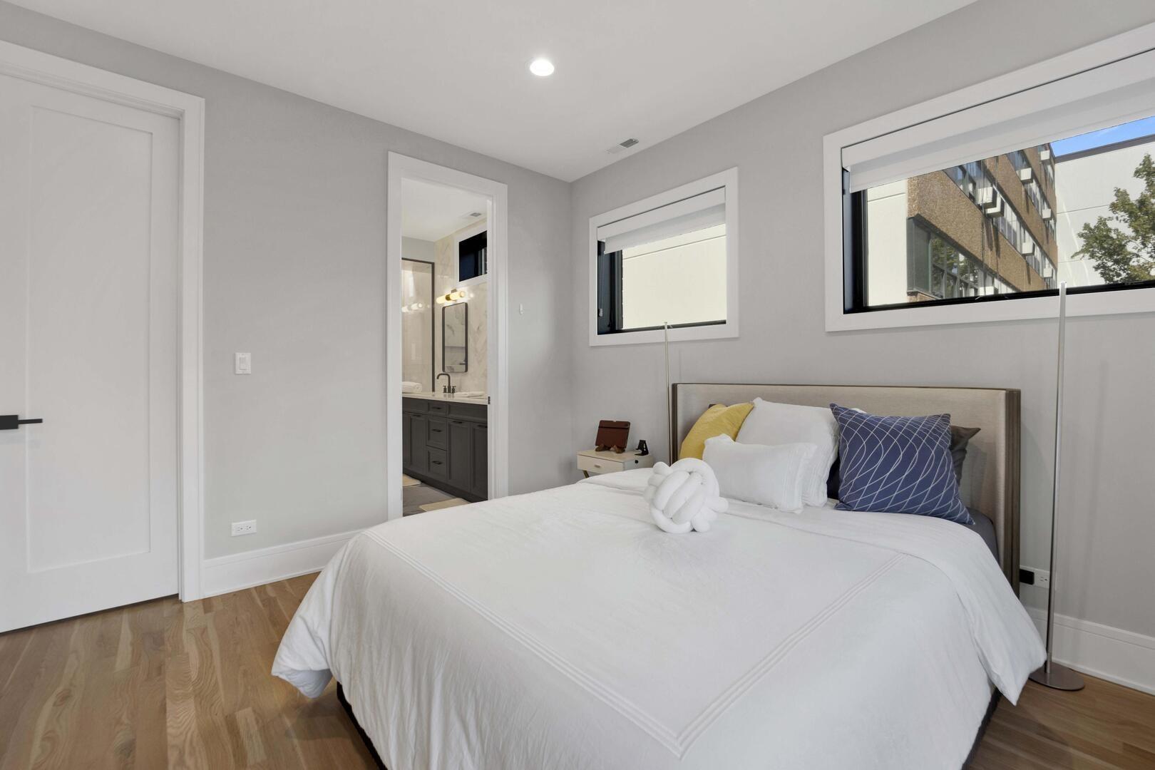 N Larabee St 2, Chicago, IL 60614
