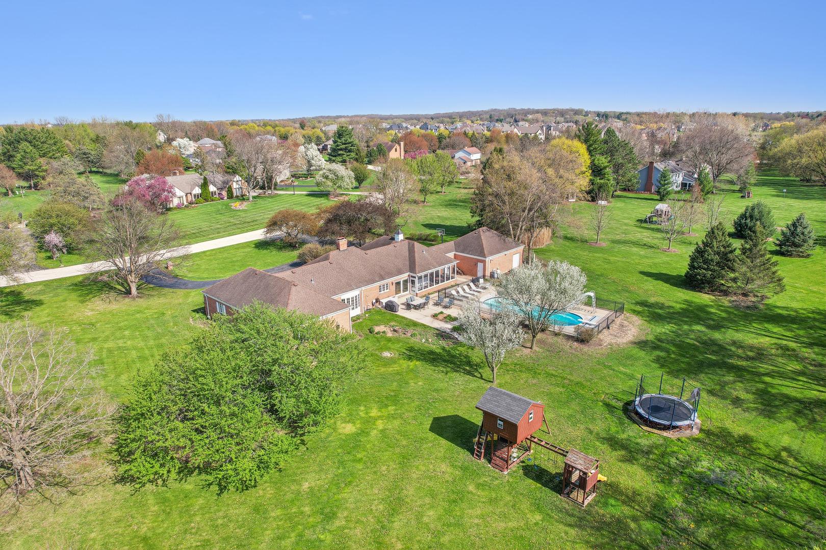 Buckskin Trl, Saint Charles, IL 60175