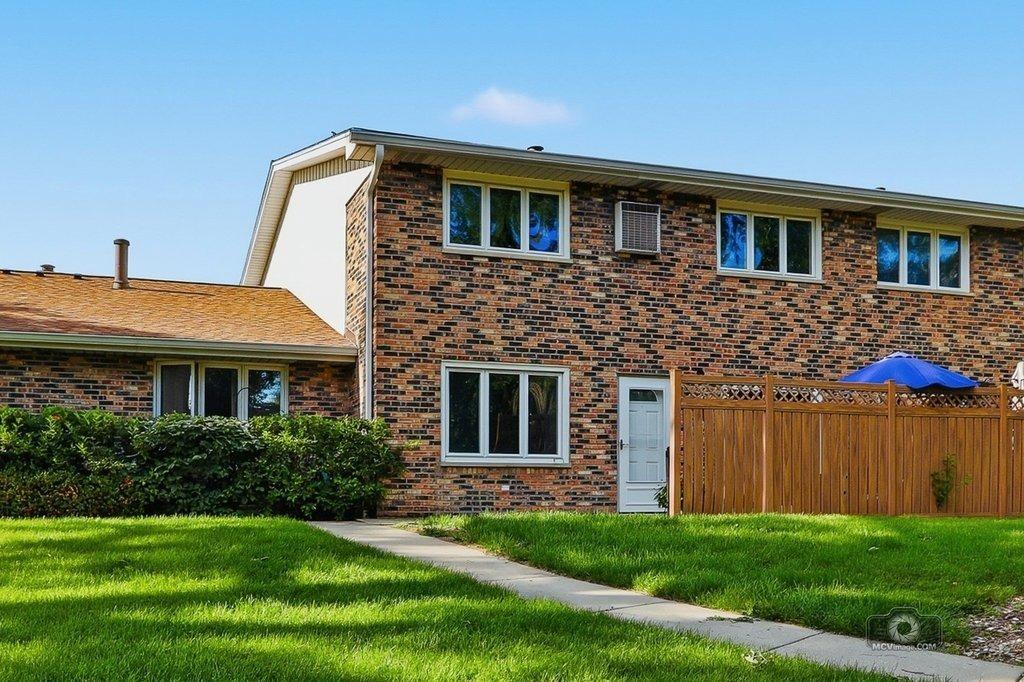 Rosewood Ct, Darien, IL 60561