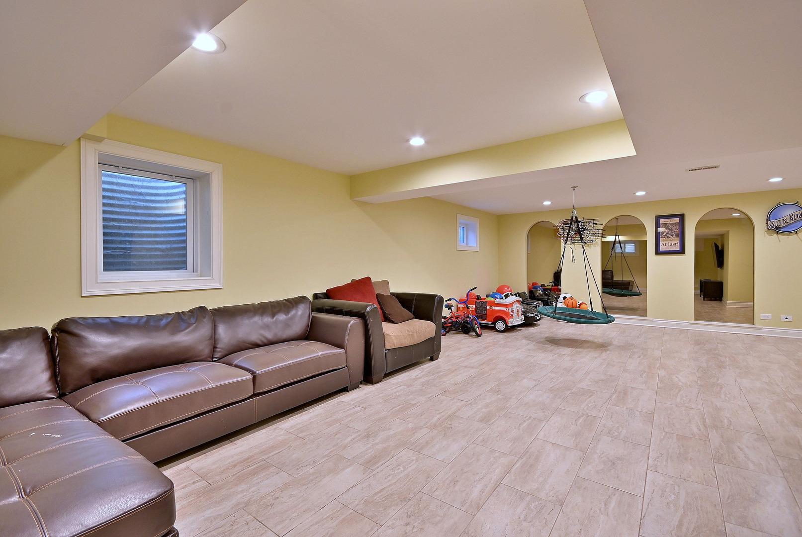 Lake St, Morton Grove, IL 60053