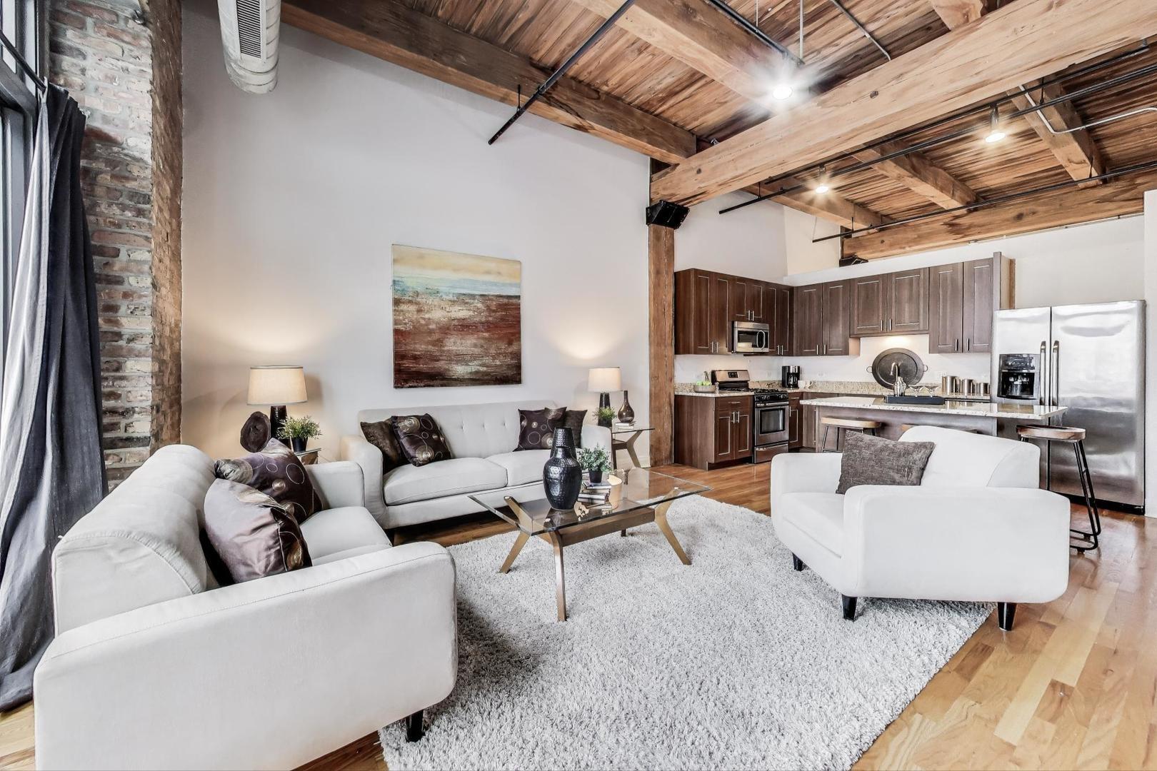 W Gladys Ave, Chicago, IL 60661