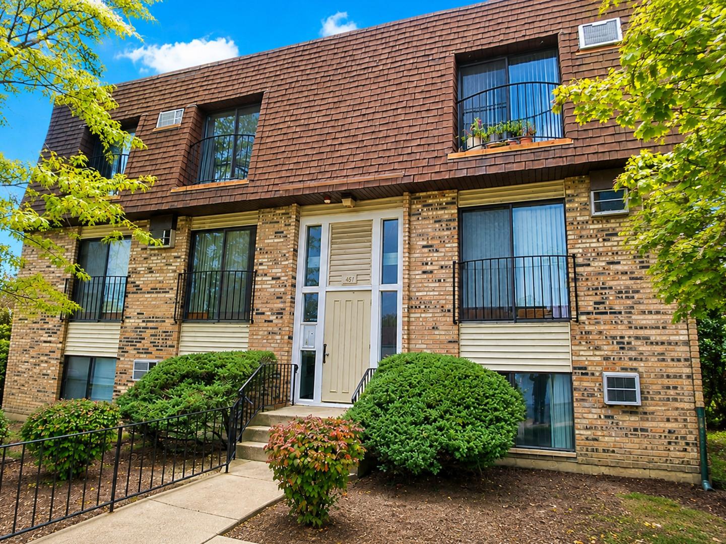 N Waters Edge Dr, Glendale Heights, IL 60139