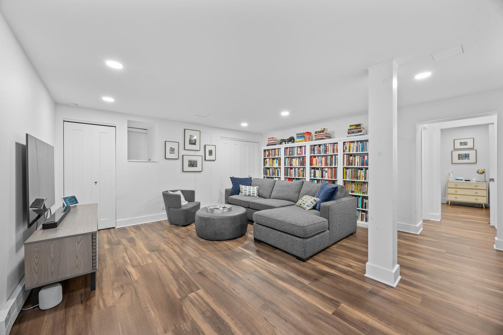 W Briar Pl, Chicago, IL 60657