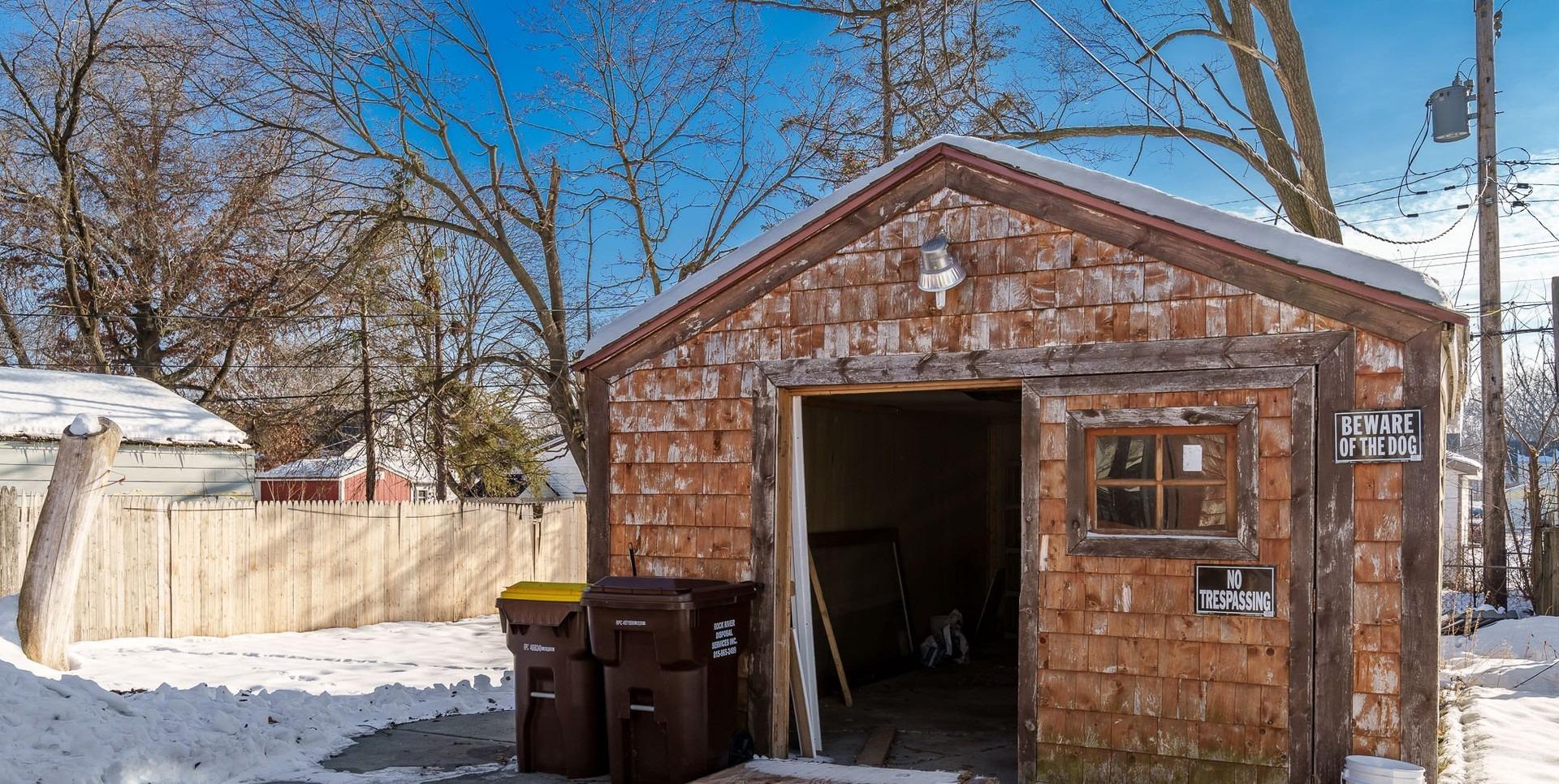 Sauber Ave, Rockford, IL 61103
