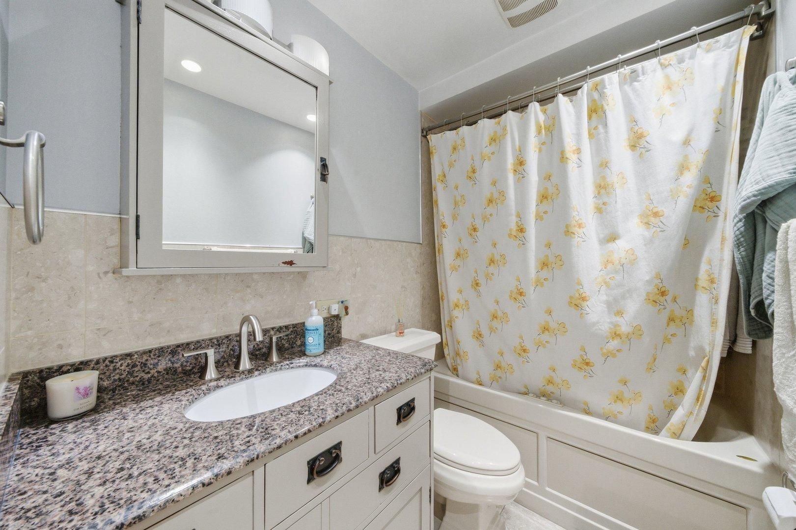 W Greenleaf Ave, Chicago, IL 60626