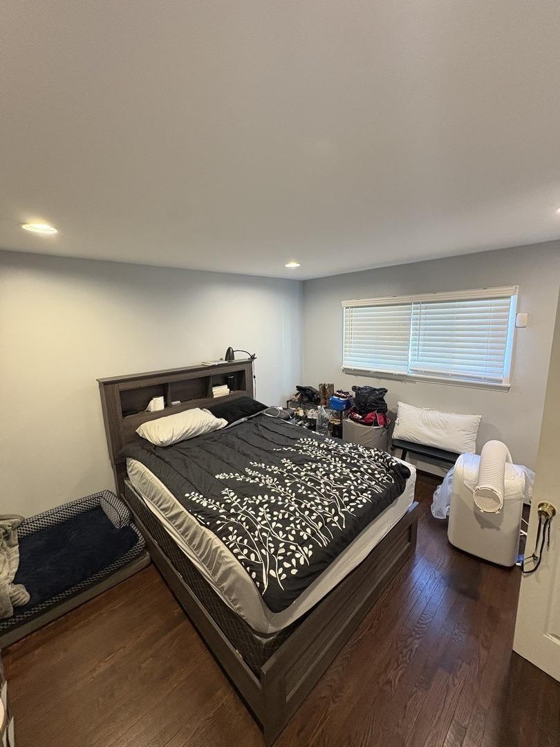 N Ridge Blvd, Chicago, IL 60645