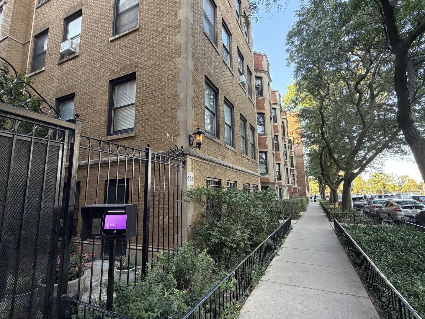W Waveland Ave, Chicago, IL 60613