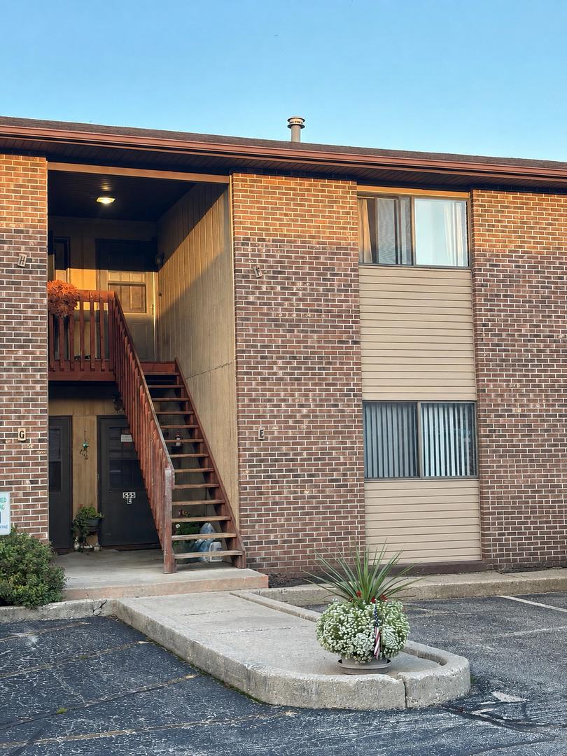 Central Parkway Rd Apt F, Woodstock, IL 60098
