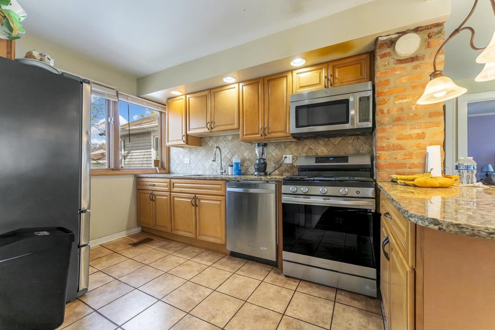Lincoln Ave, Lisle, IL 60532