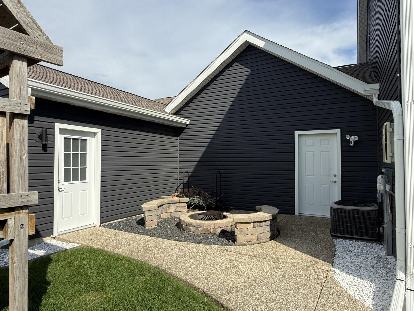 Westlake Village Dr, Winnebago, IL 61088