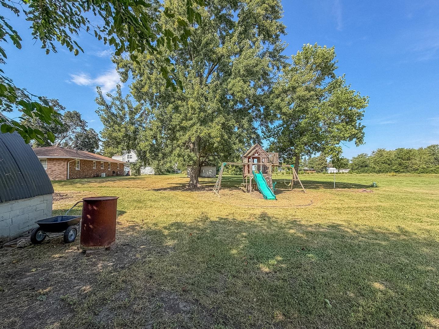 W Garfield Ave, Cissna Park, IL 60924