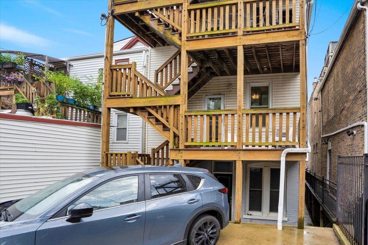 W Blackhawk St, Chicago, IL 60622