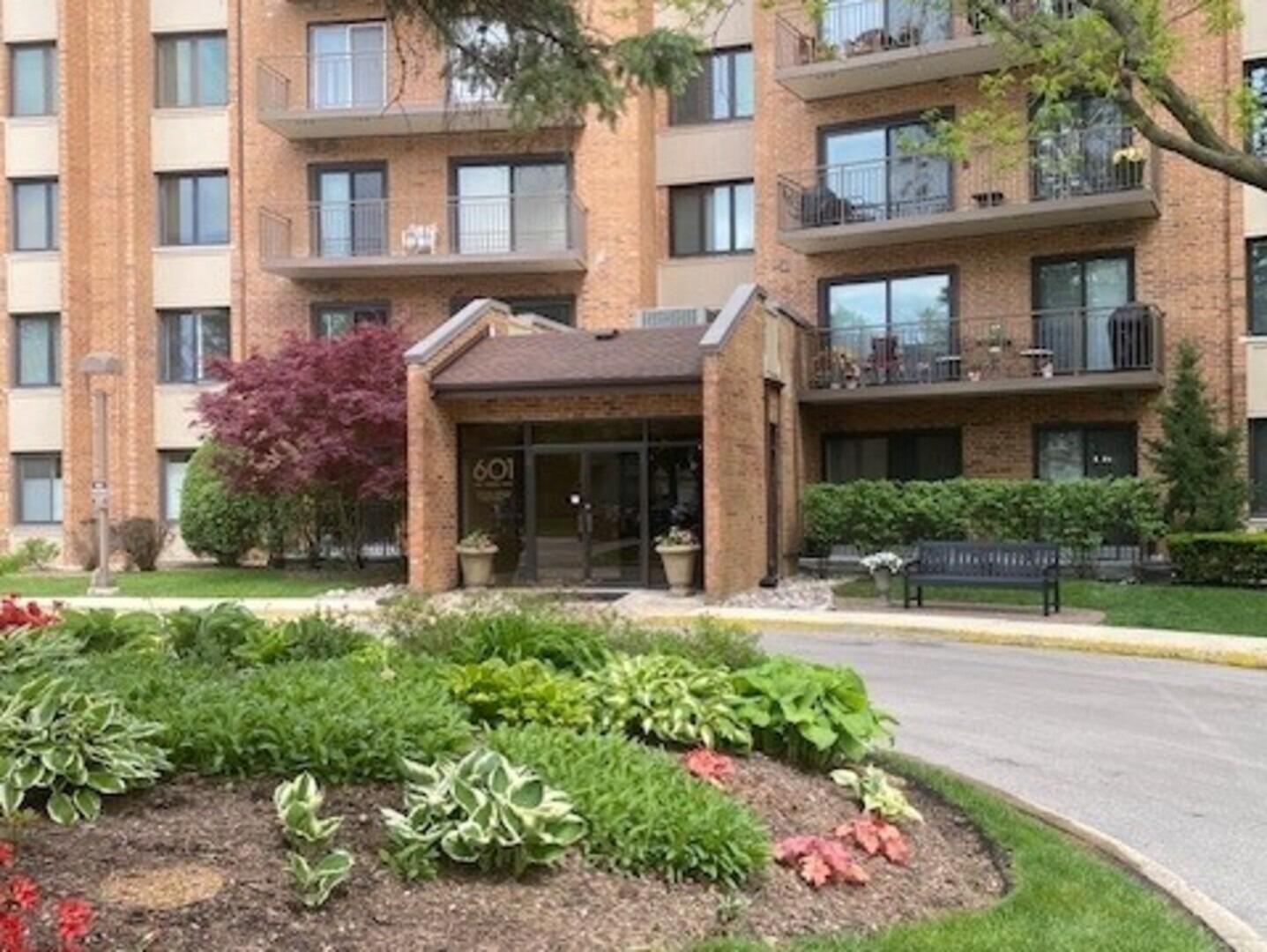 Lake Hinsdale Dr, Willowbrook, IL 60527
