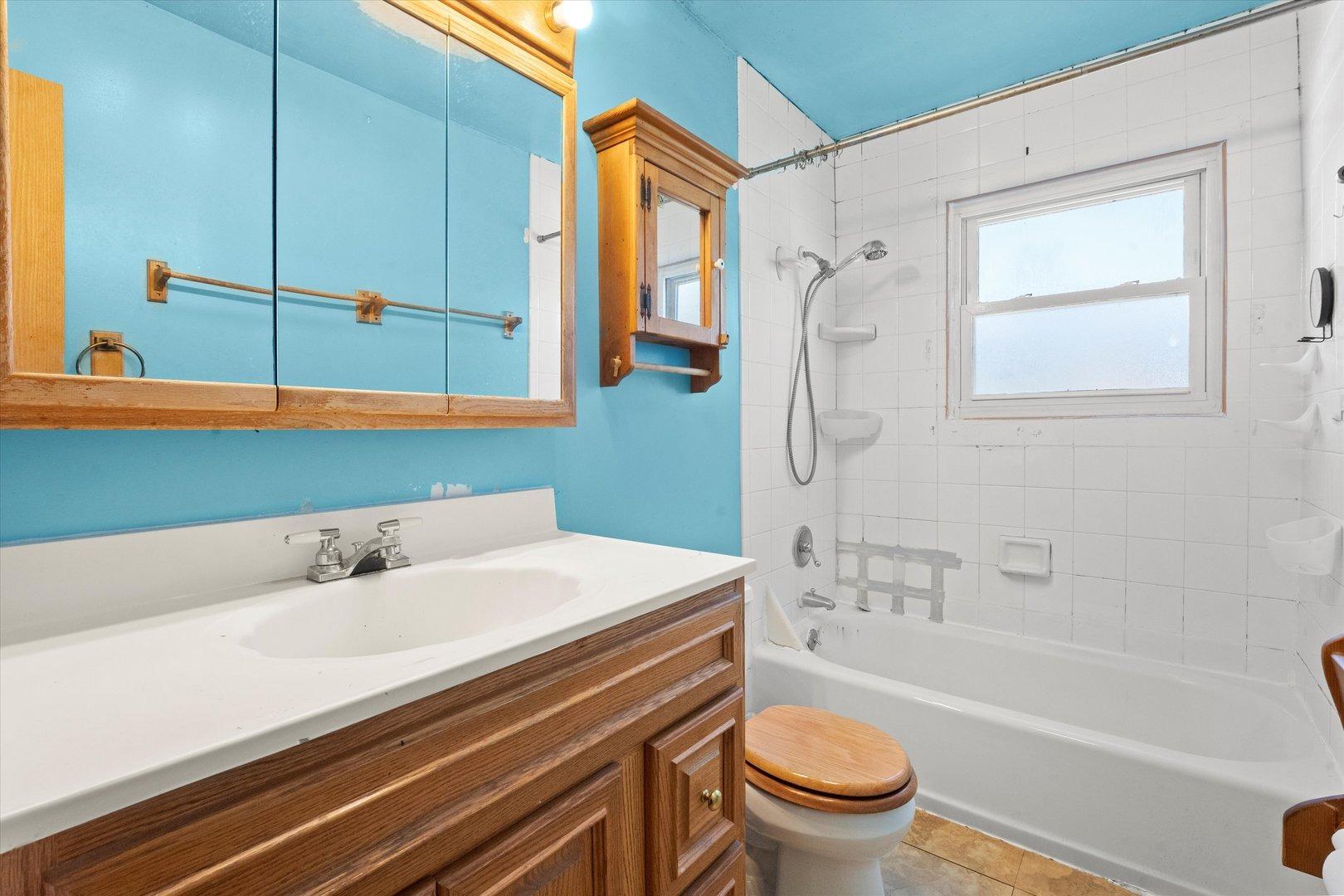 Lancaster Dr, Oak Forest, IL 60452