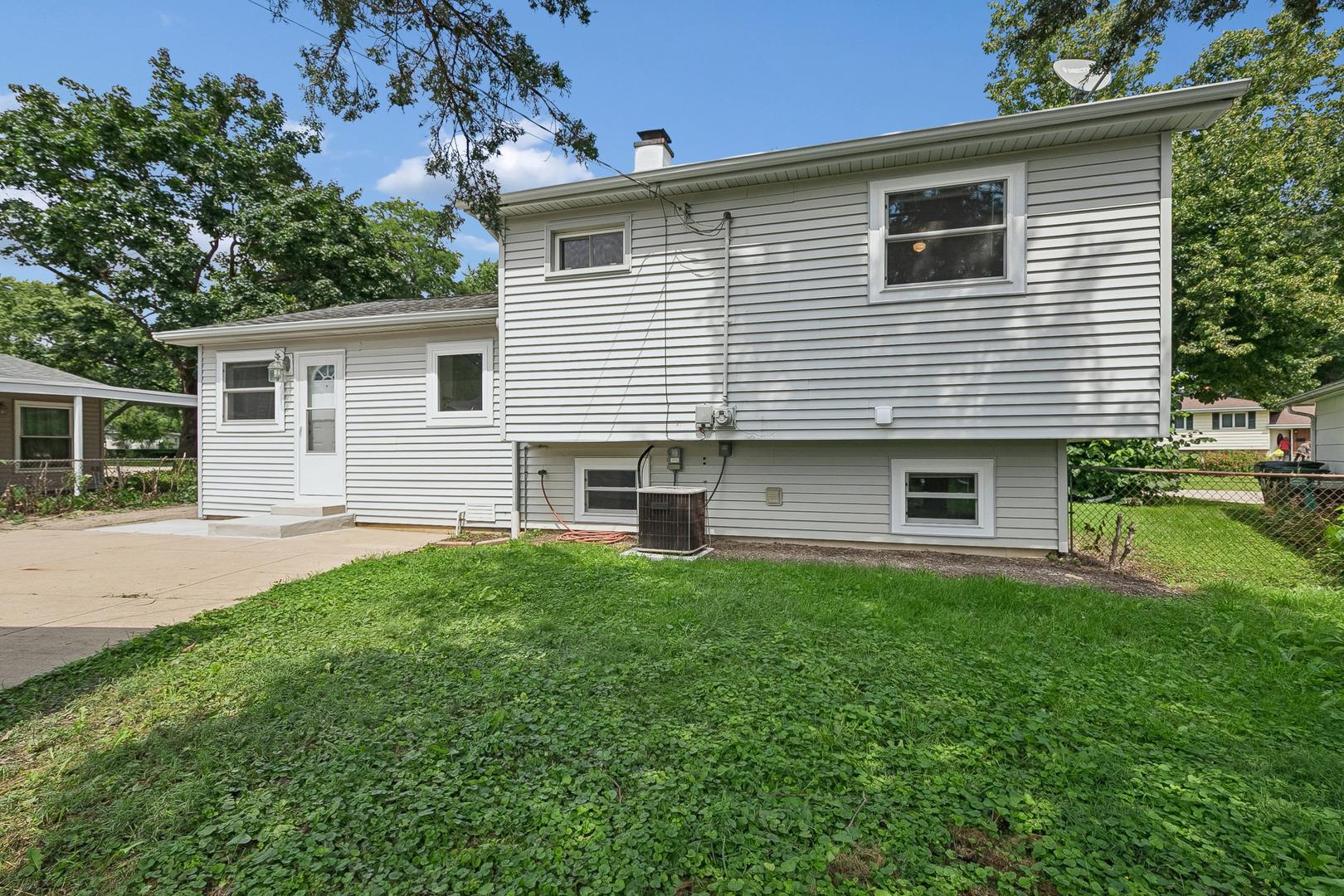 N Greenview Ave, Mundelein, IL 60060