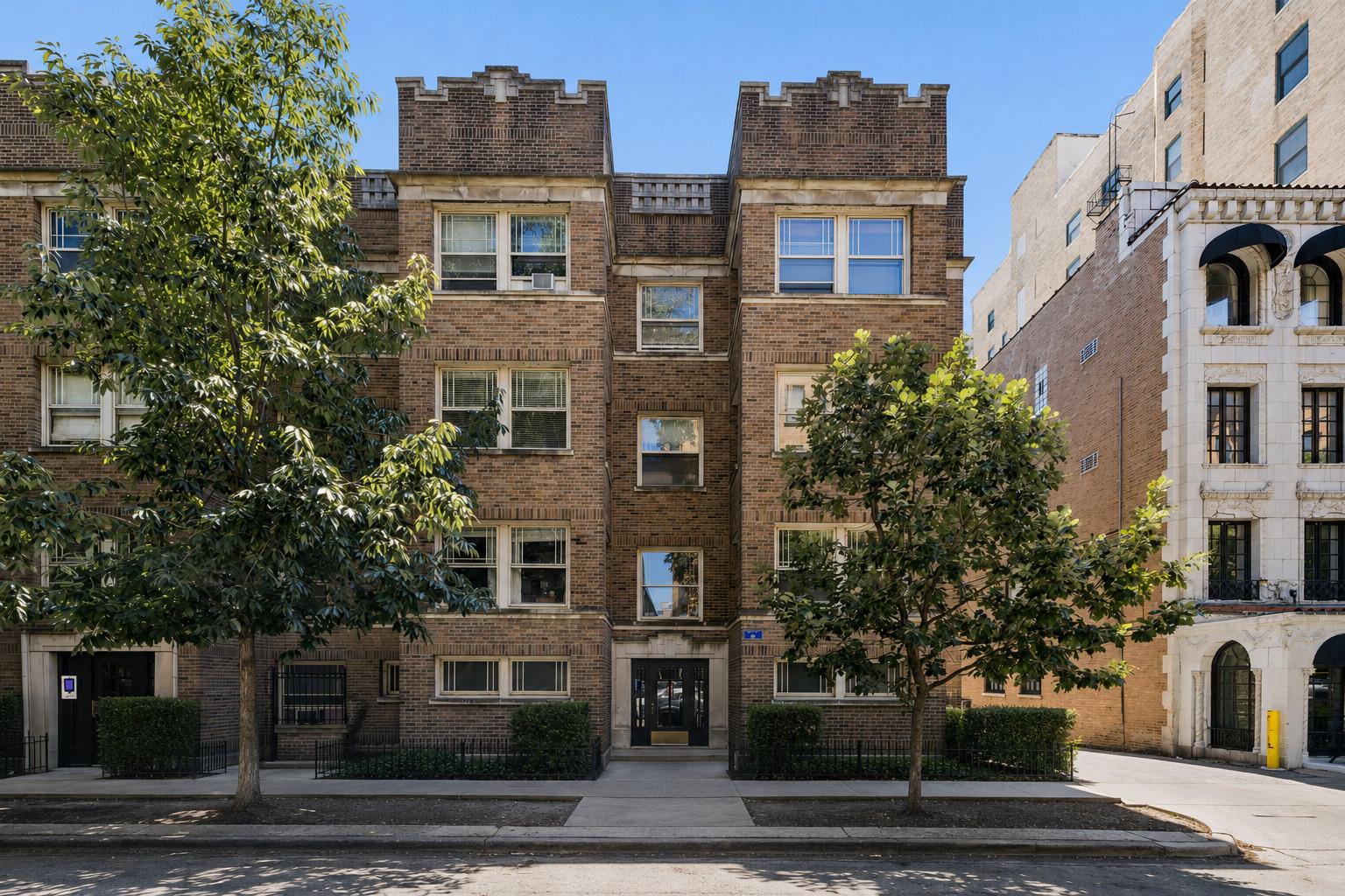 W Surf St, Chicago, IL 60657
