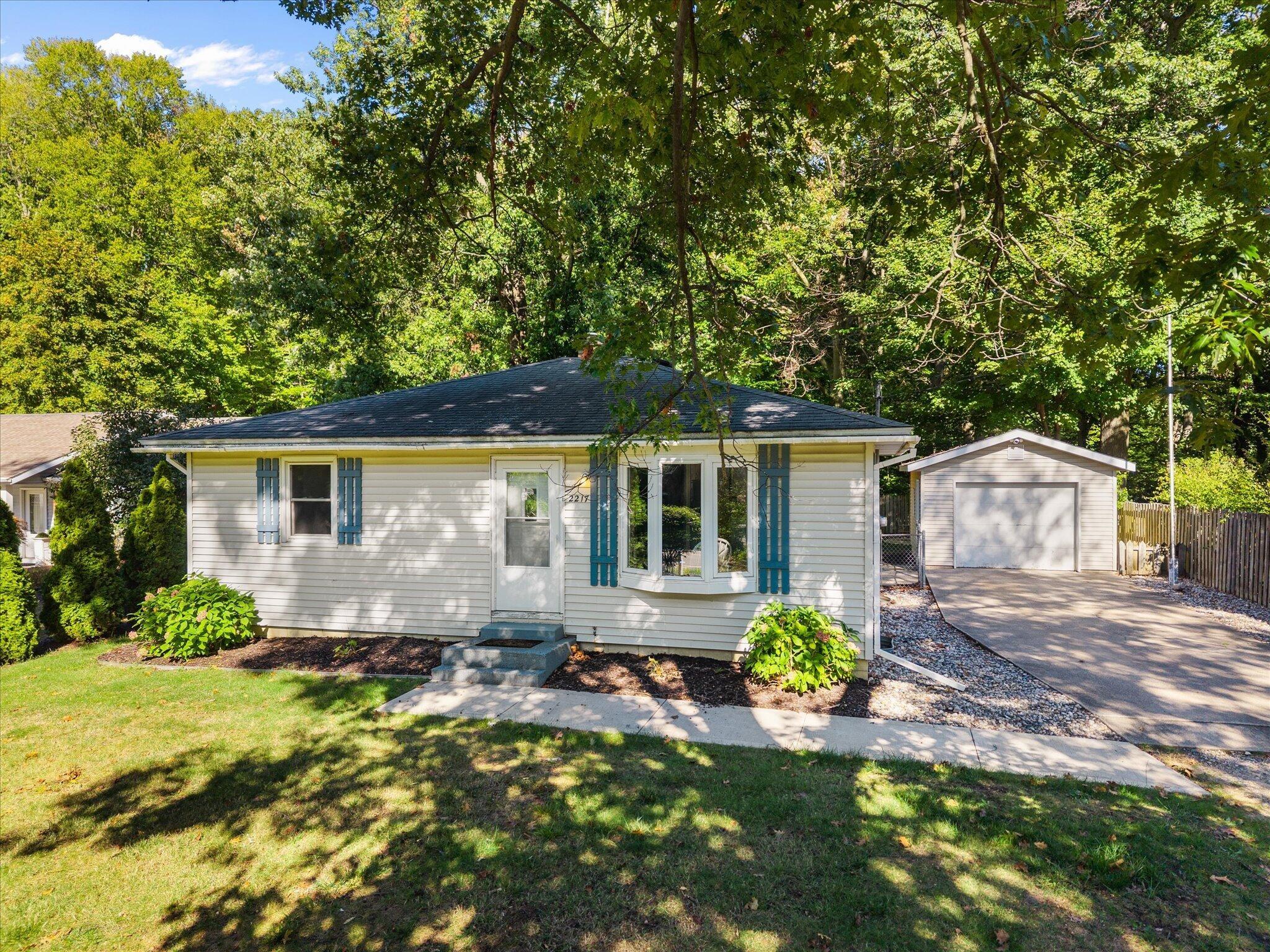 W Lakewood Blvd, Holland, MI 49424