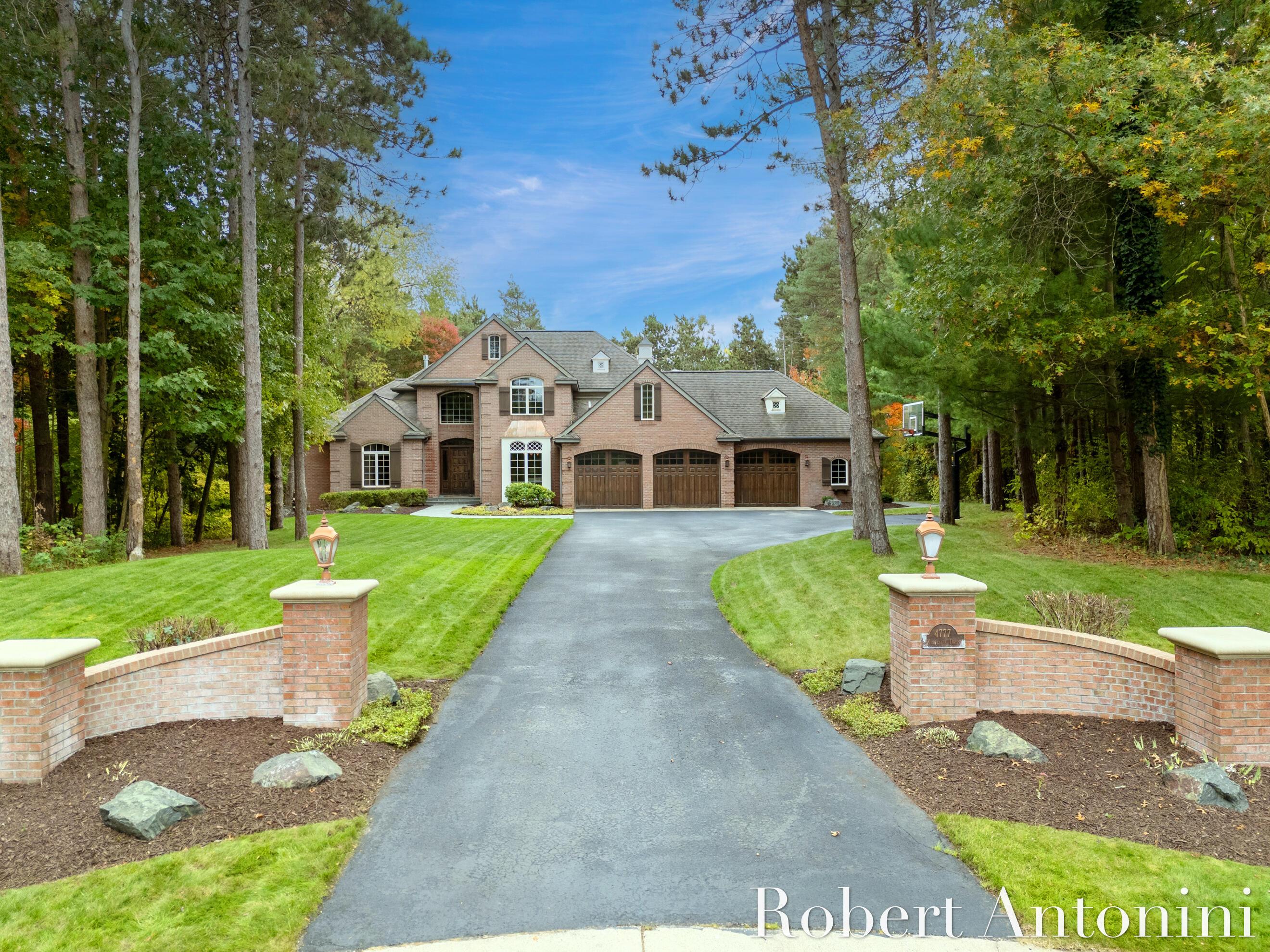 Windcliff Dr Ne, Rockford, MI 49341