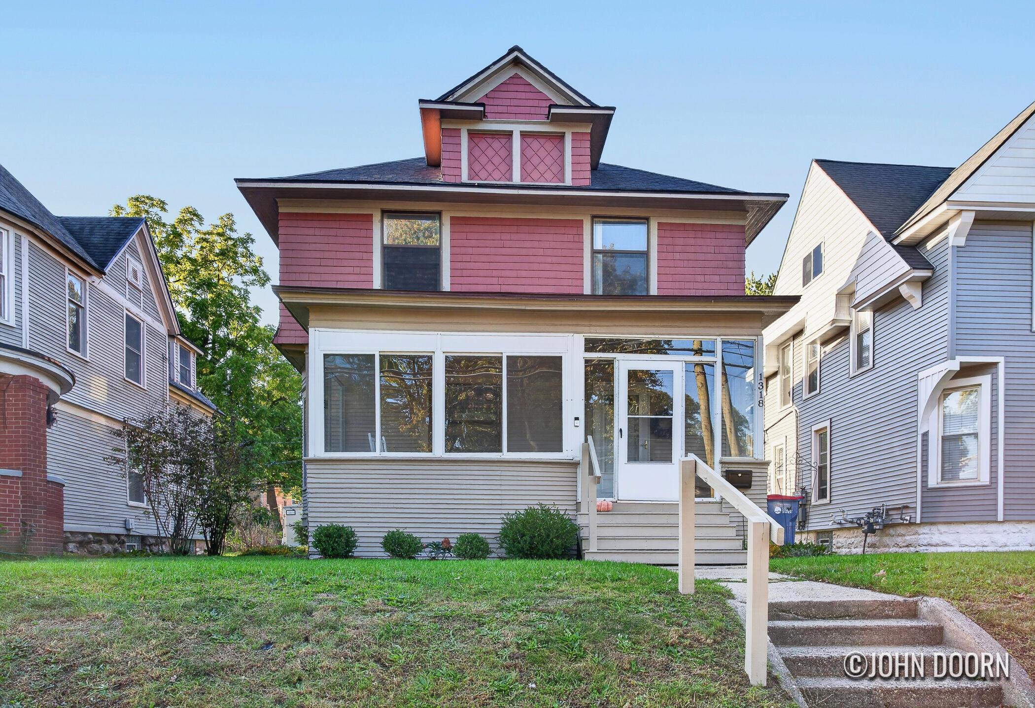 Wealthy St Se, Grand Rapids, MI 49506