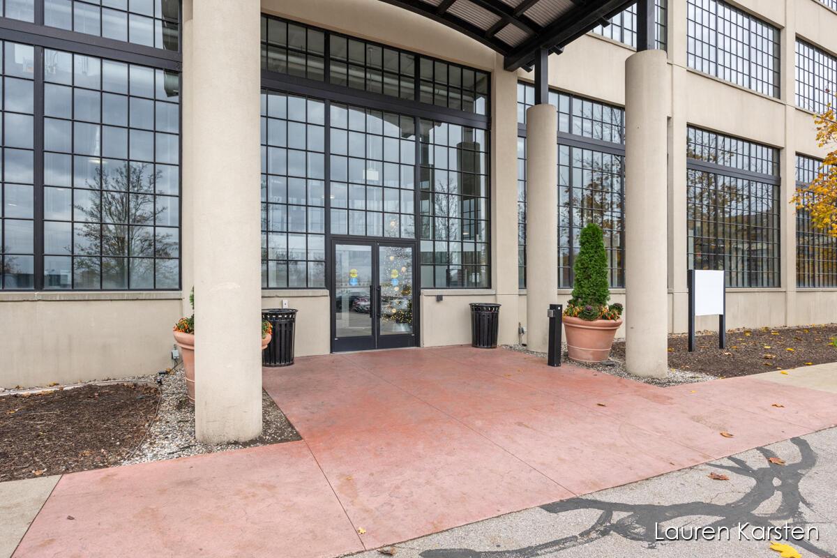 Broadway Ave Nw, Grand Rapids, MI 49504