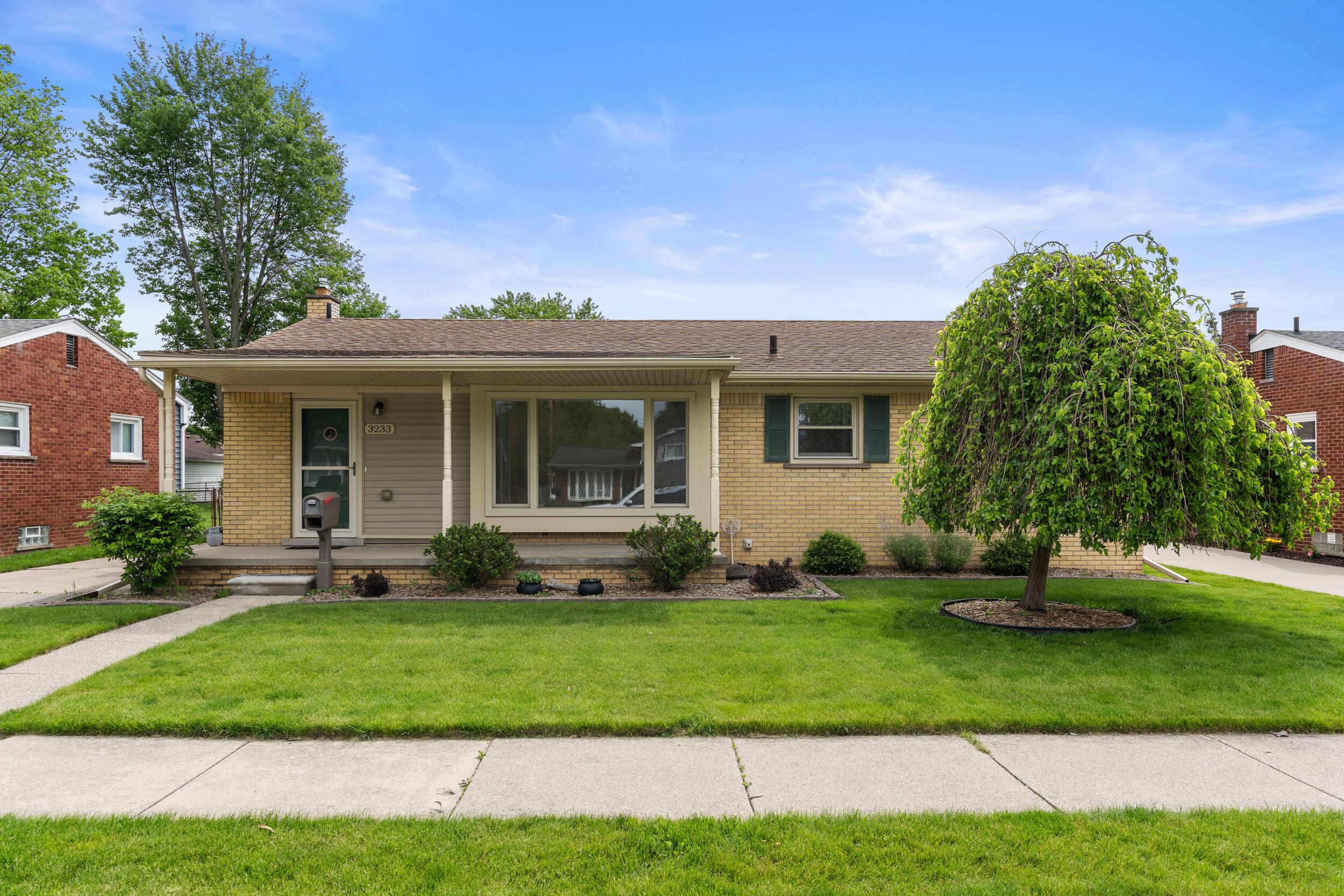 Grange Rd, Trenton, MI 48183