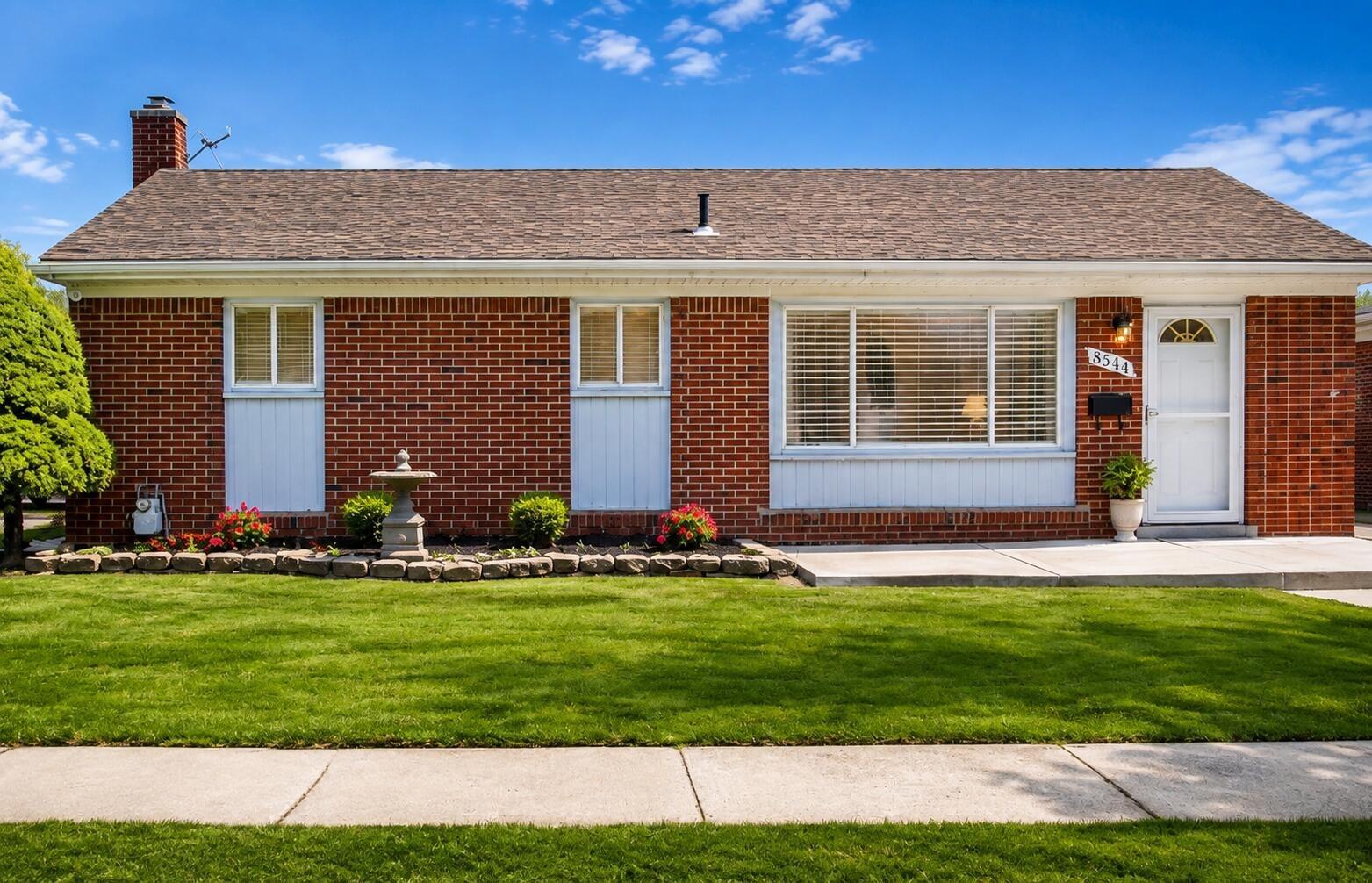 Kinloch St, Dearborn Heights, MI 48127