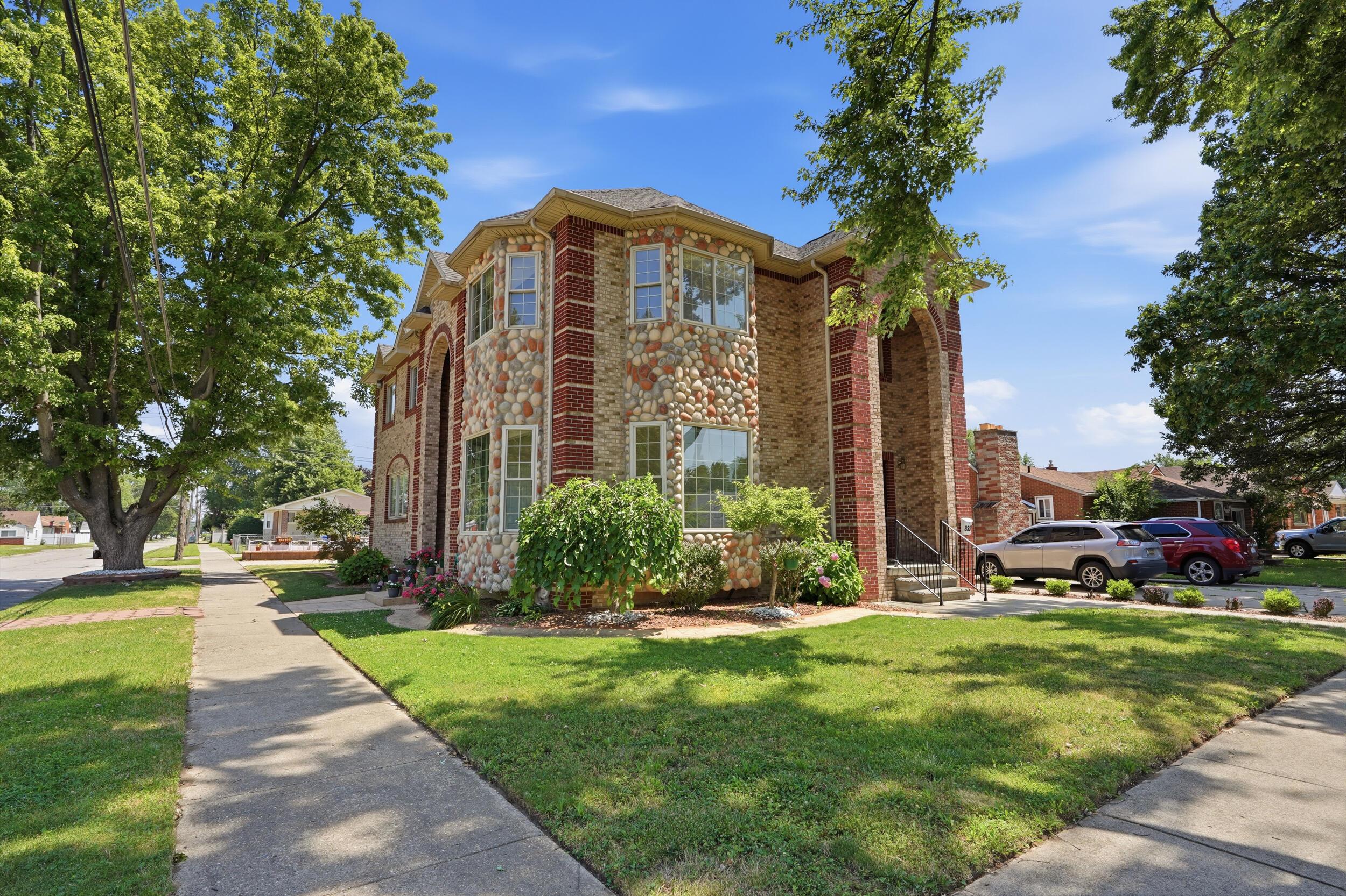 Nightingale St, Dearborn Heights, MI 48127