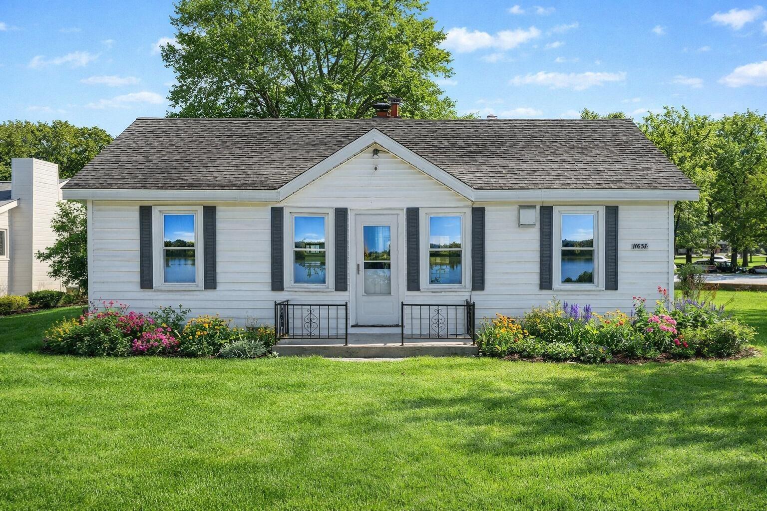 Algonquin Dr, Pinckney, MI 48169