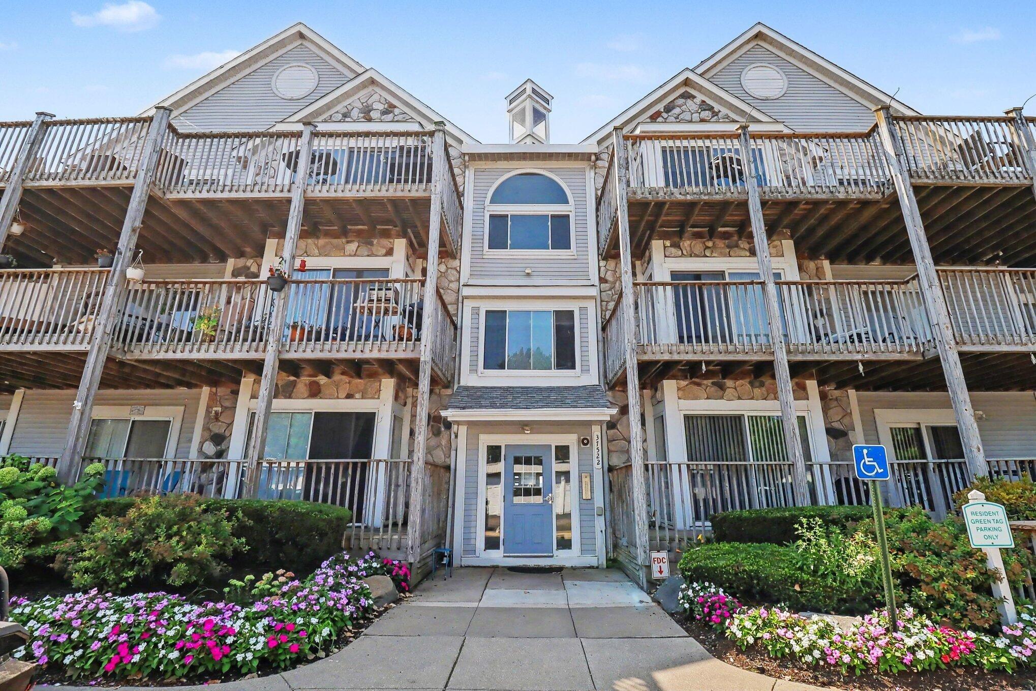 Jefferson Ave, Harrison Township, MI 48045