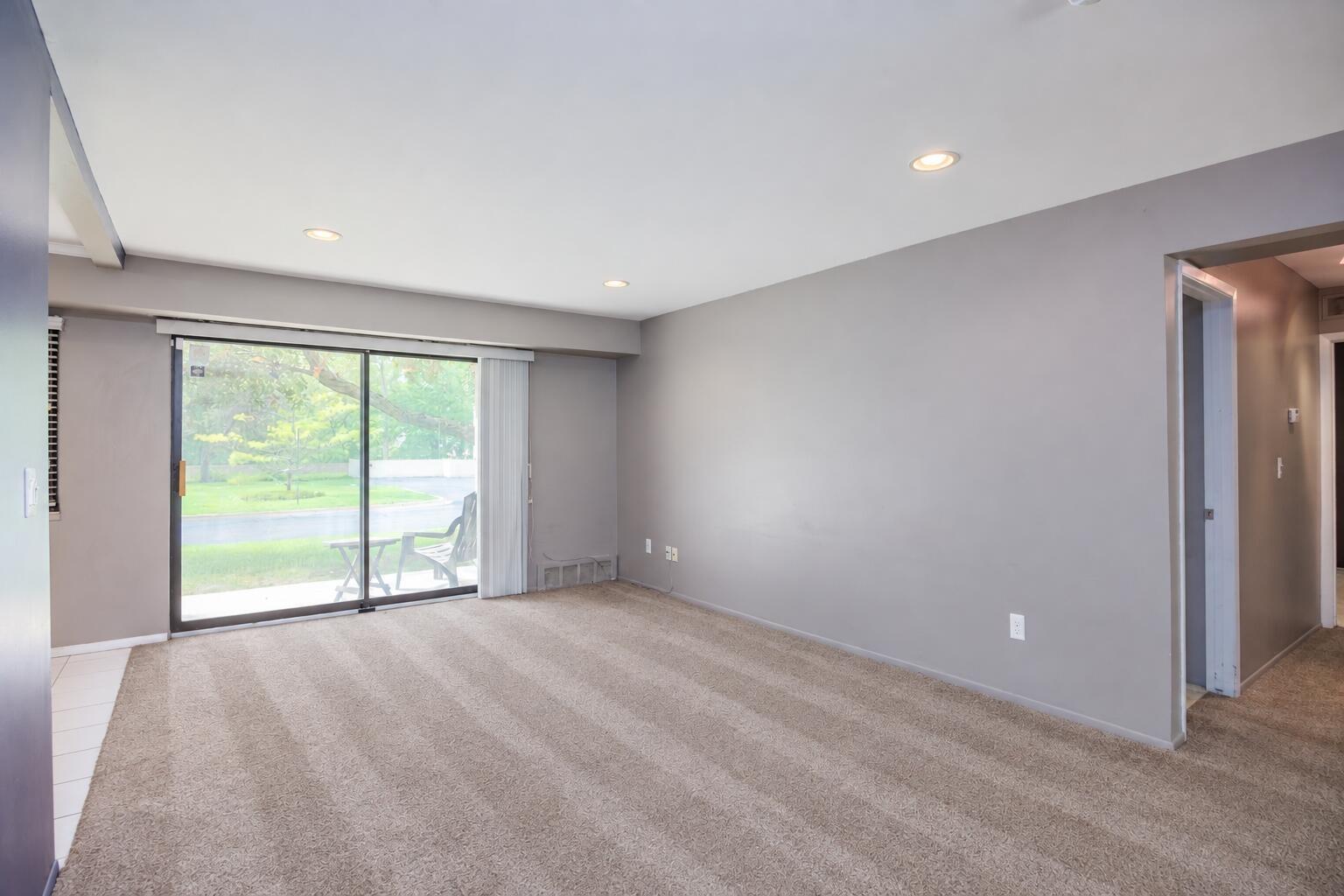 Lone Pine Rd, West Bloomfield, MI 48323