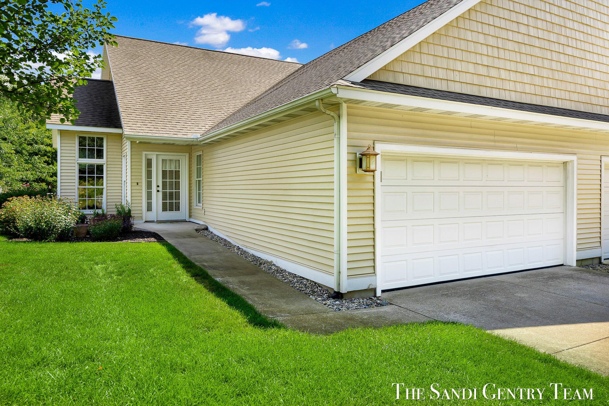 Dustin Dr, Spring Lake, MI 49456