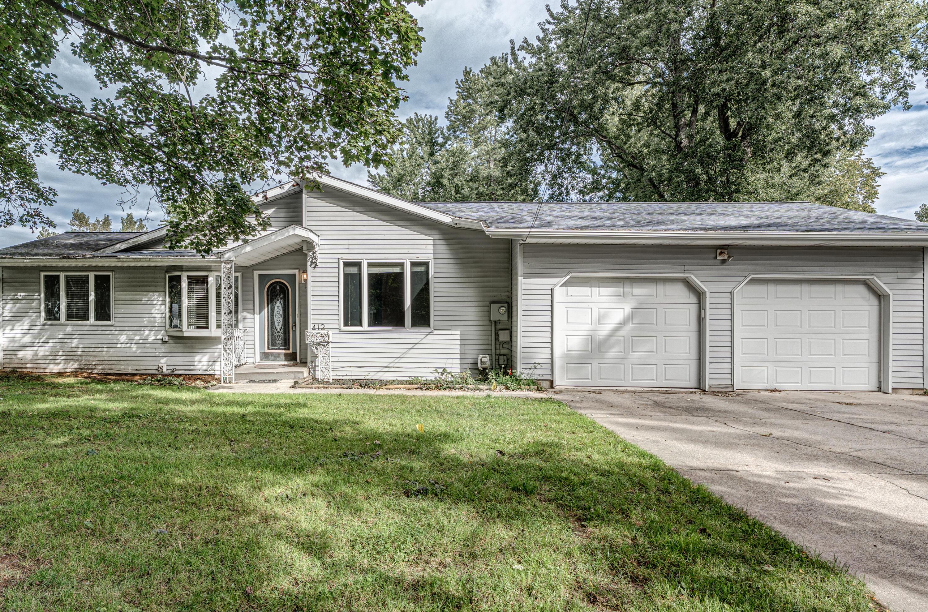Lake St, Bellevue, MI 49021