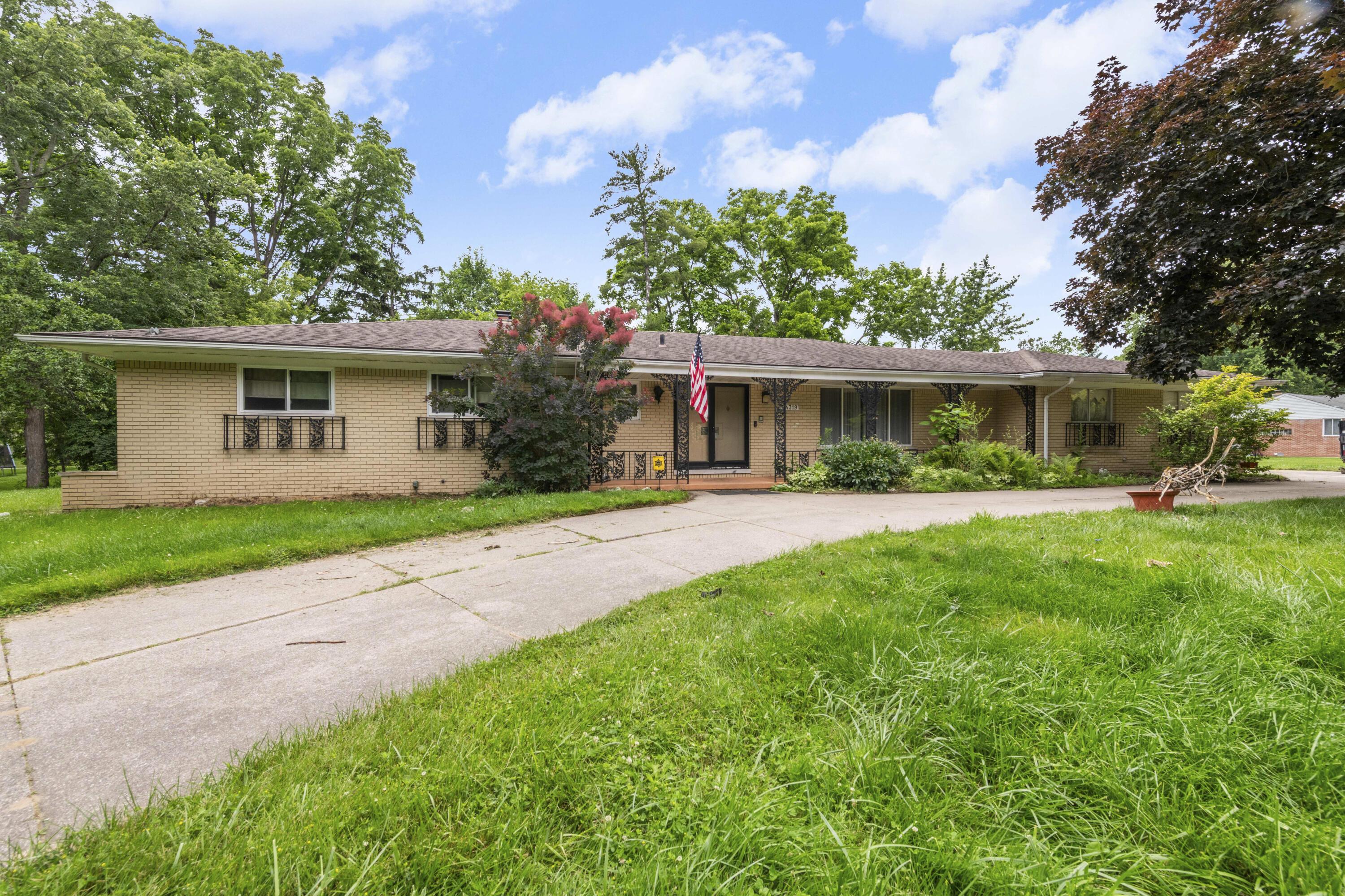 Tamarack Trl, Southfield, MI 48075