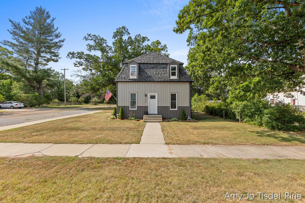 E James St, White Cloud, MI 49349