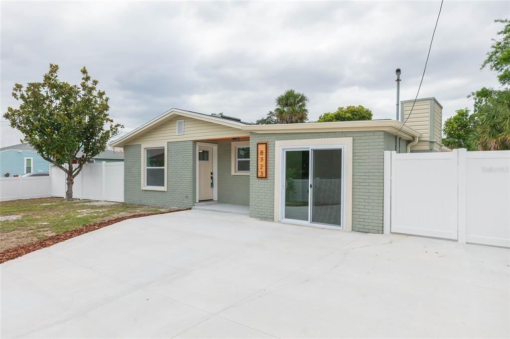 N River Forest Cir, Tampa, FL 33604