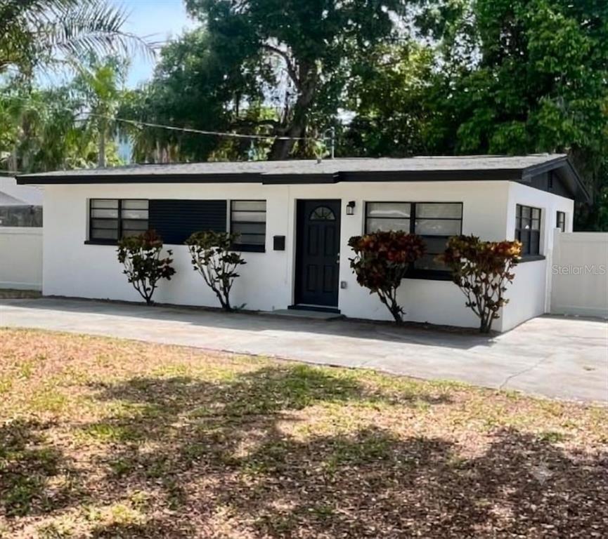 Barbara Cir, Belleair, FL 33756