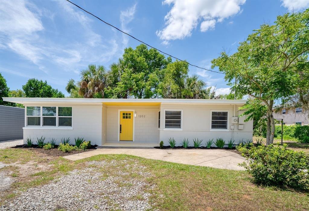 E Caroline St, Tavares, FL 32778