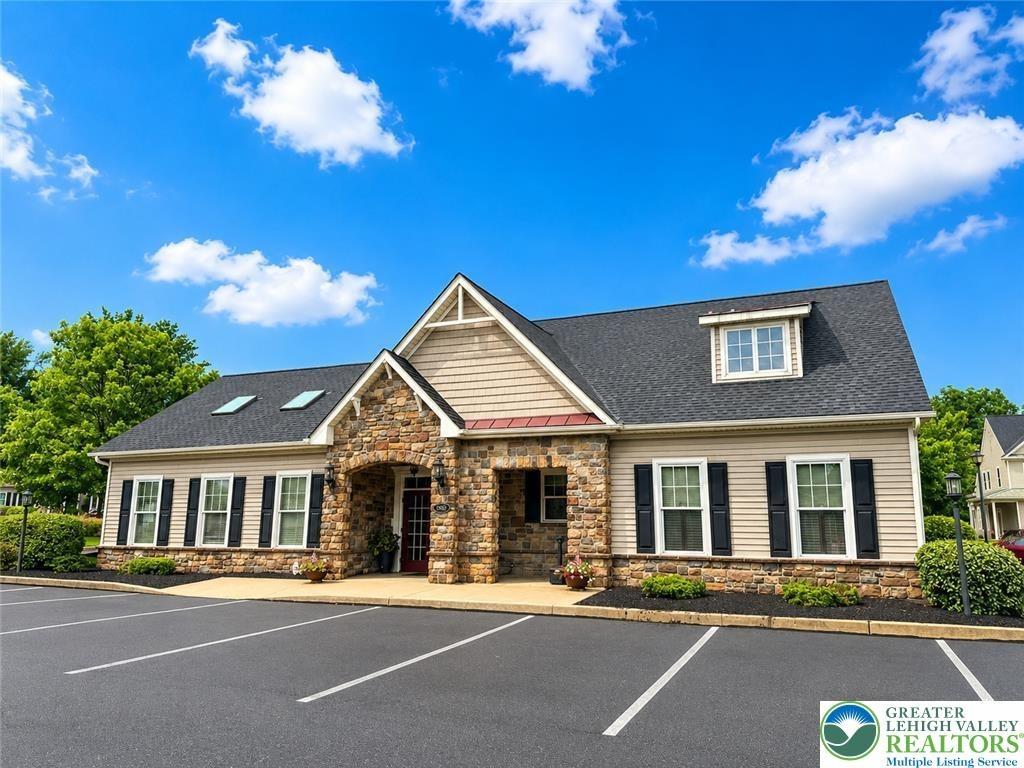 Bayberry Ln, Whitehall, PA 18052