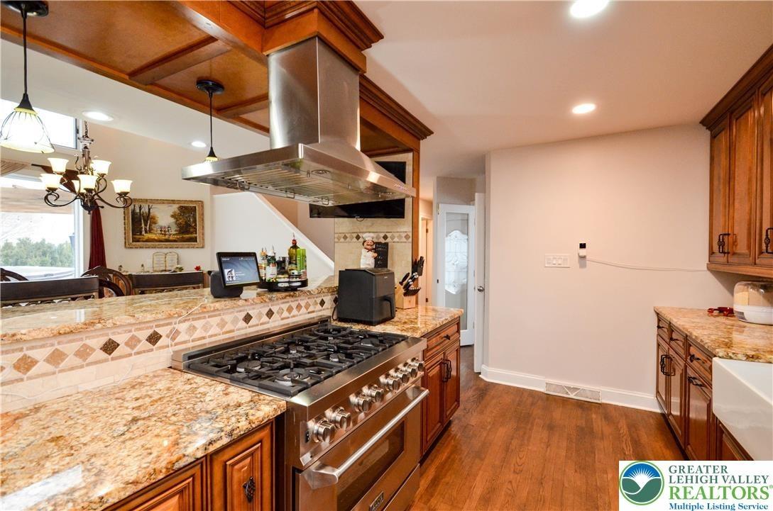 Wendi Dr W, Zionsville, PA 18092