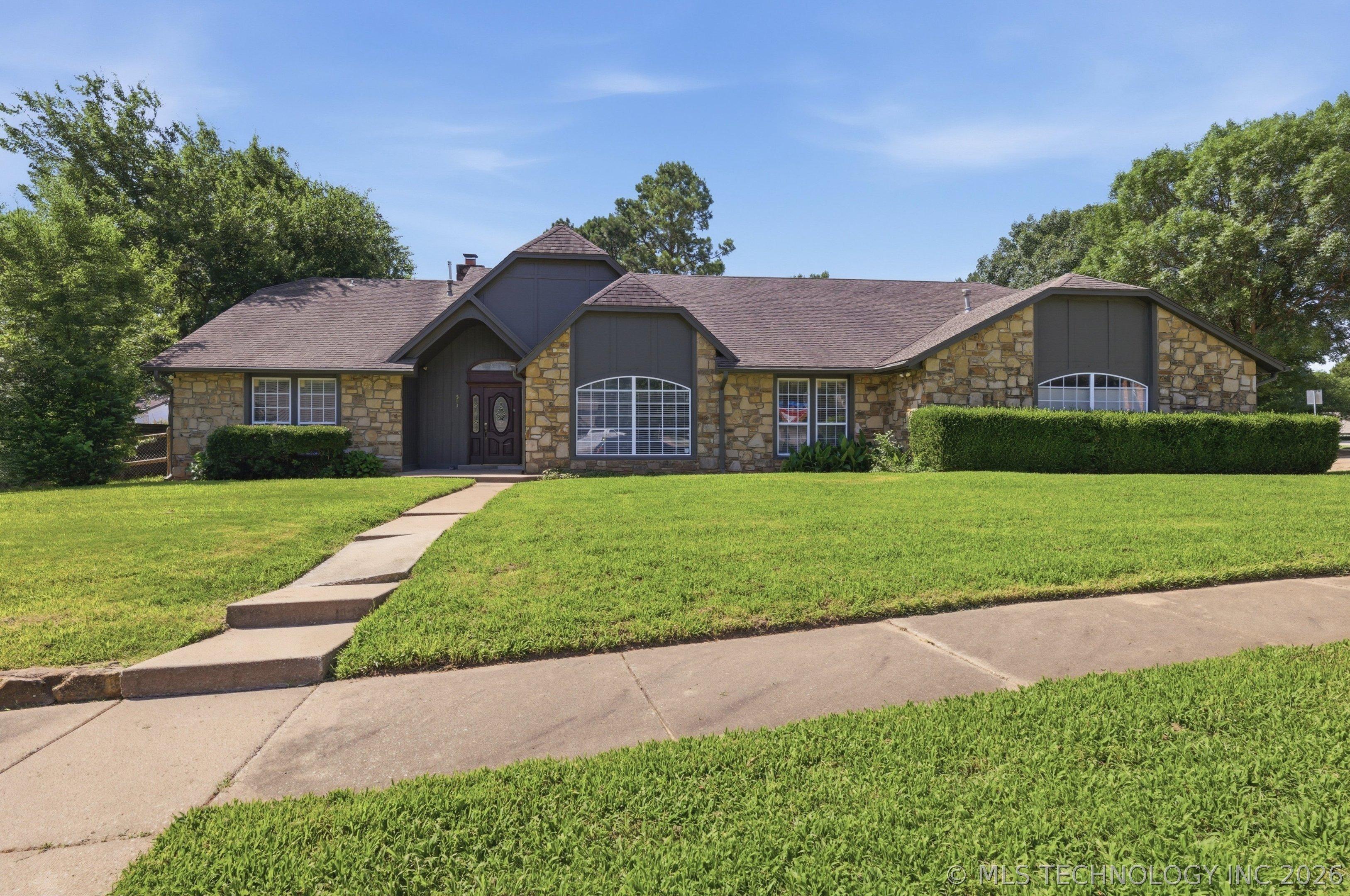 E Winston Cir, Broken Arrow, OK 74011