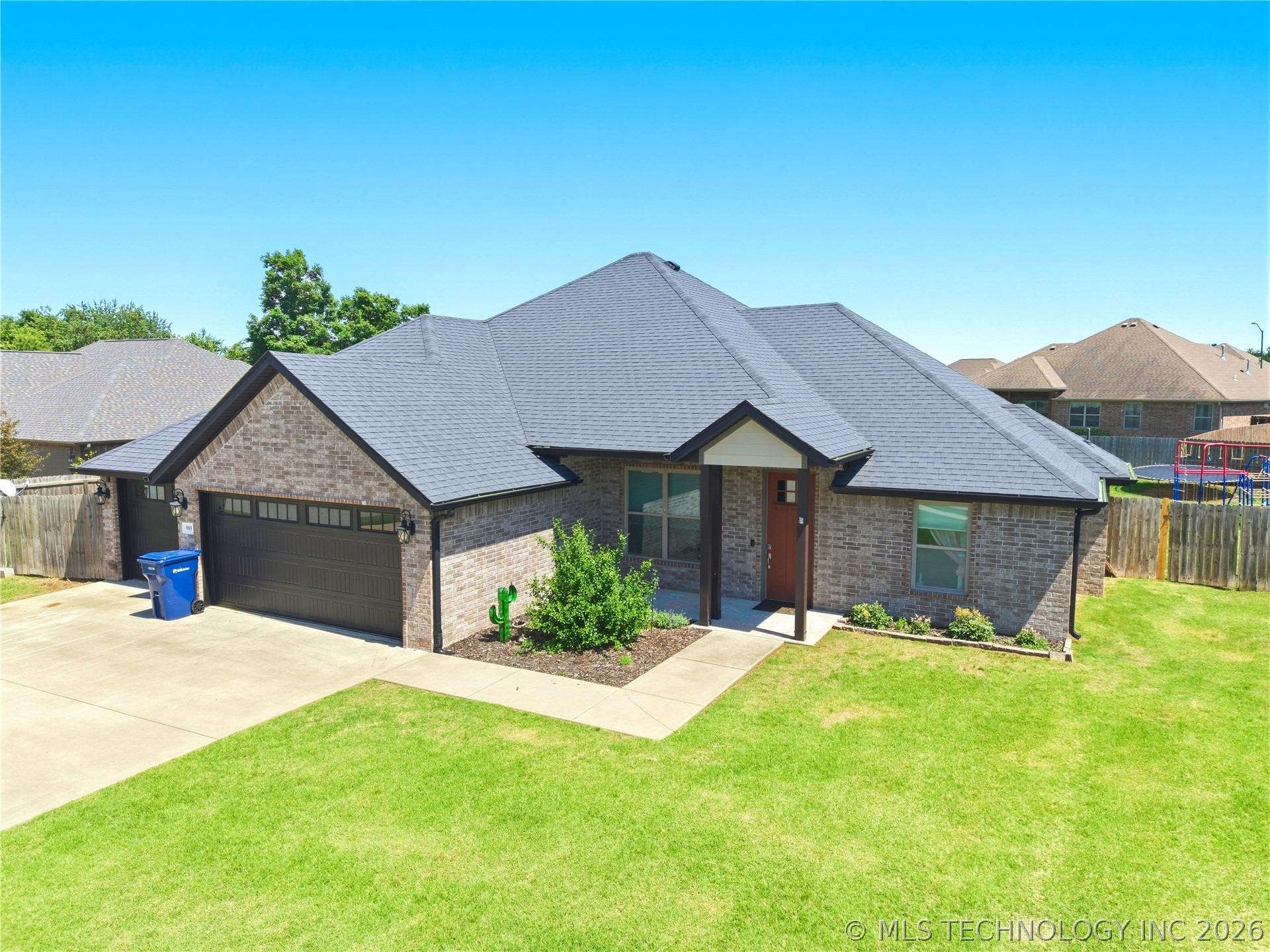 Carter Ct, Siloam Springs, AR 72761
