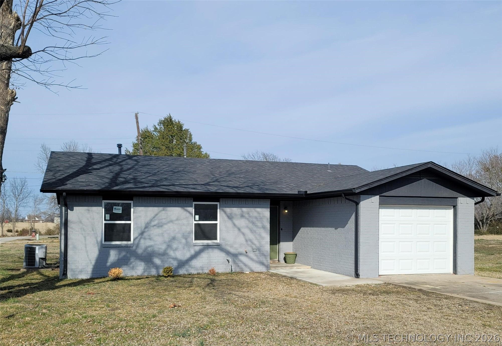 E Knisley Ave, Checotah, OK 74426