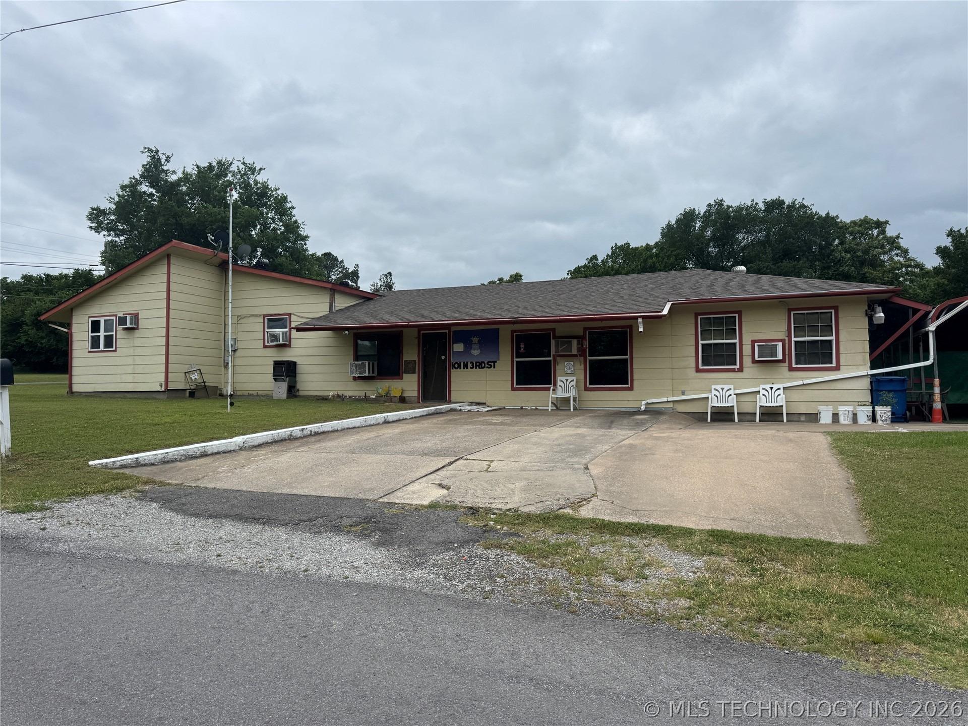 N 3rd St, Hartshorne, OK 74547
