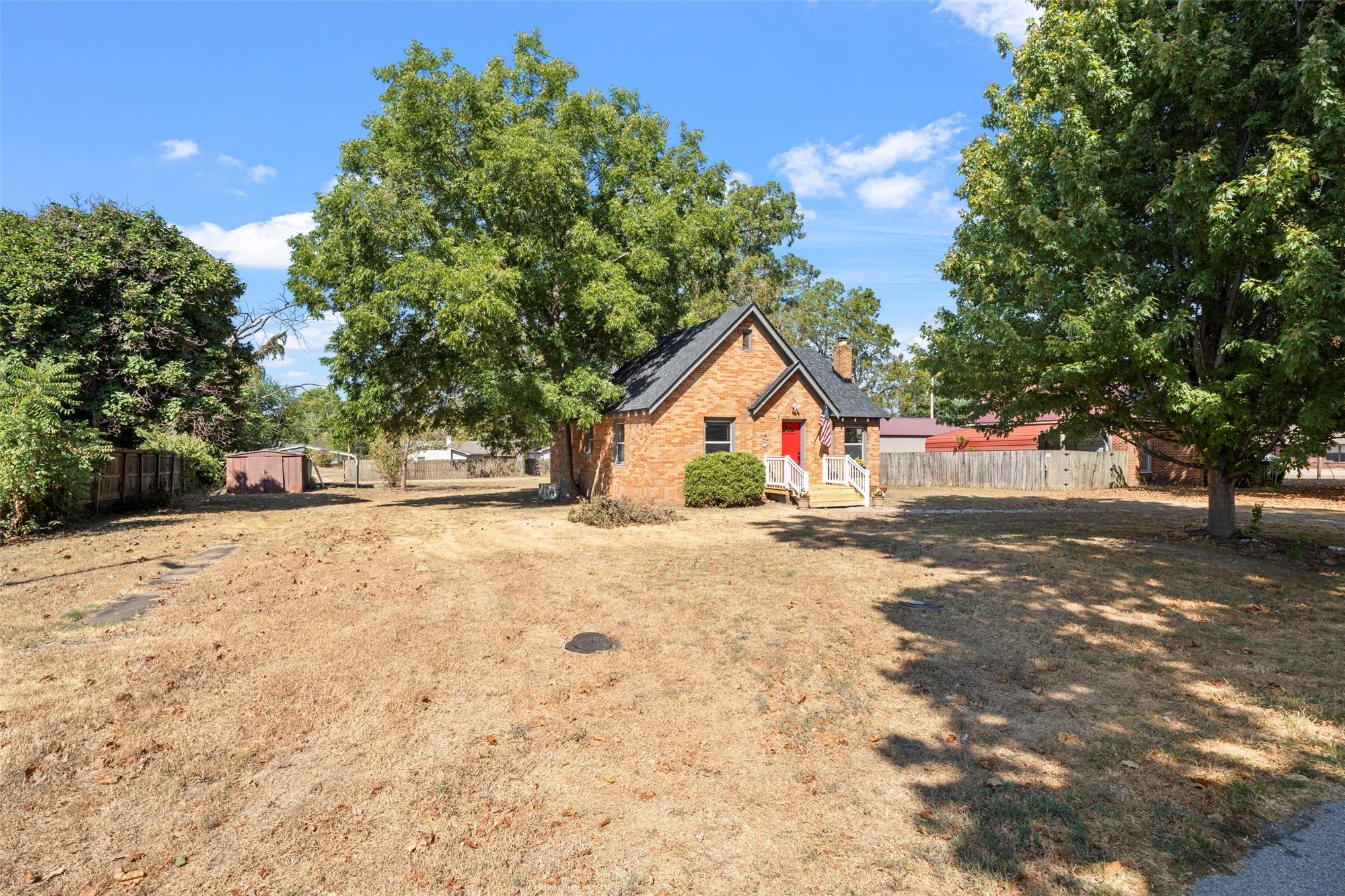 S Grand St, Grove, OK 74344