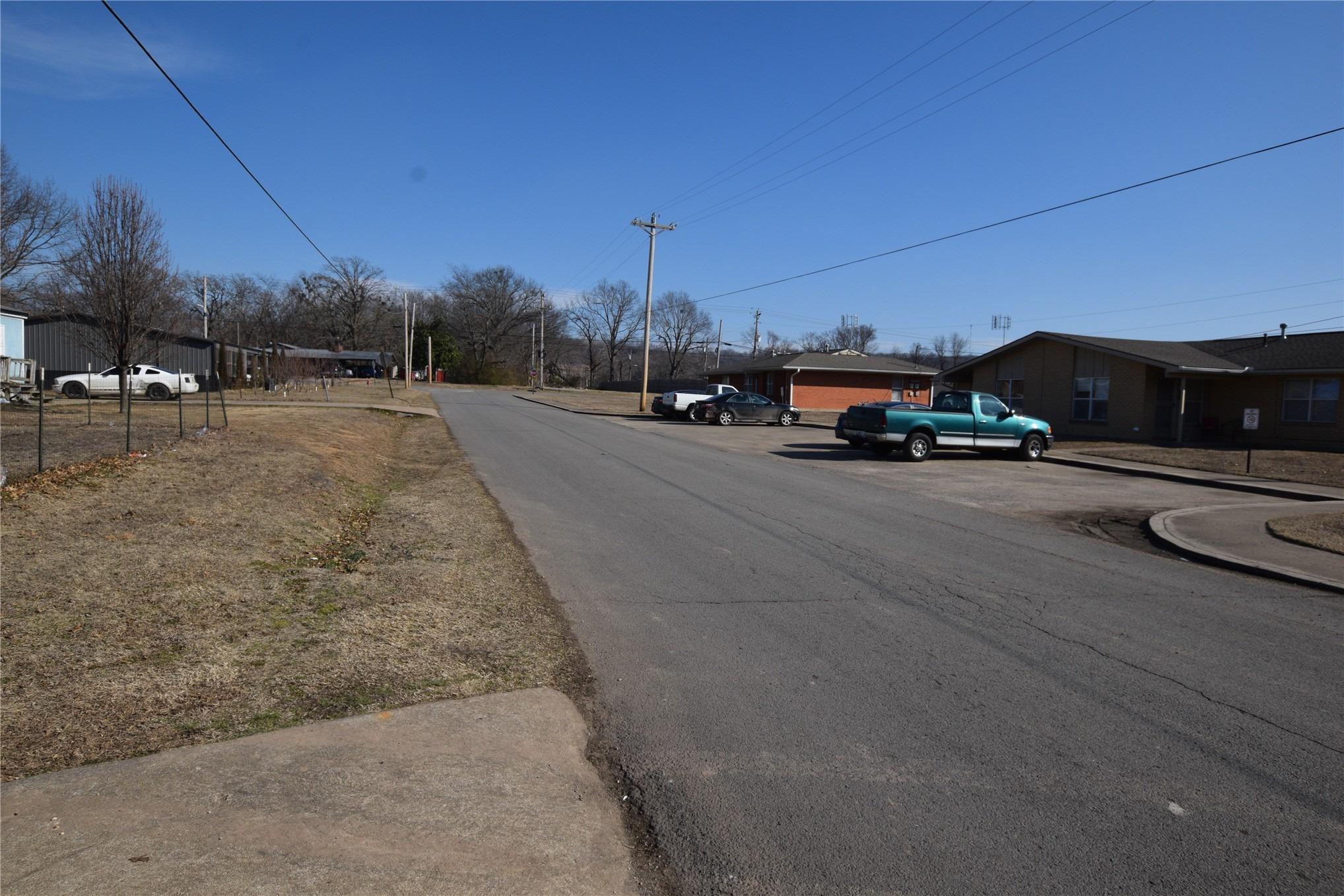 W Pine St, Stilwell, OK 74960