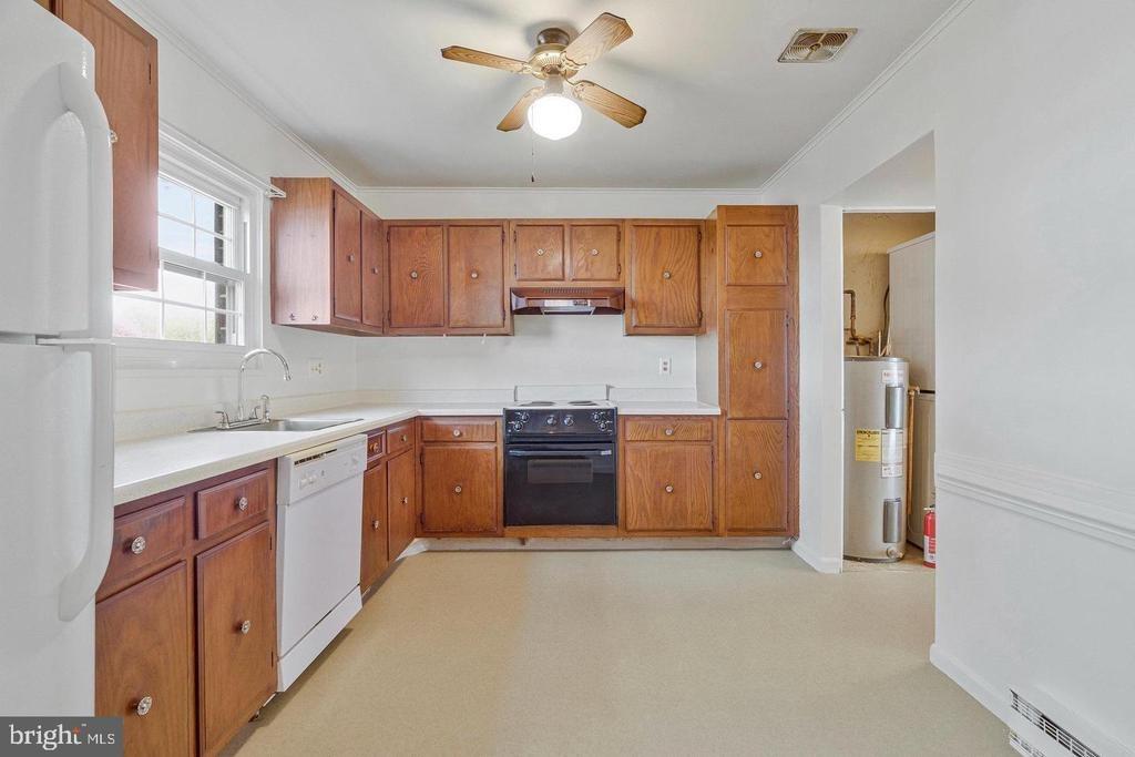 E Maple Ave, Sterling, VA 20164