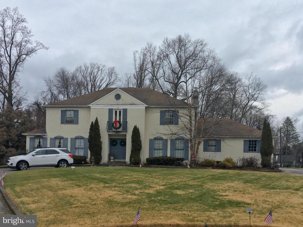 Quaker Ln, Haverford, PA 19041