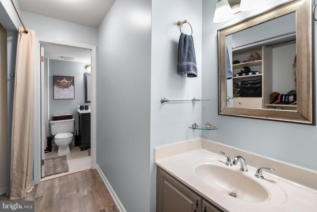 Lakeside View Dr, Falls Church, VA 22041